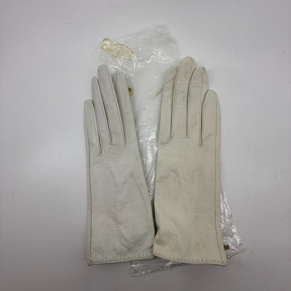 Unused ,Vintage, Roger Fare for Saks Fifth Avenue Cream Kidskin Gloves , France - Picture 2 of 12